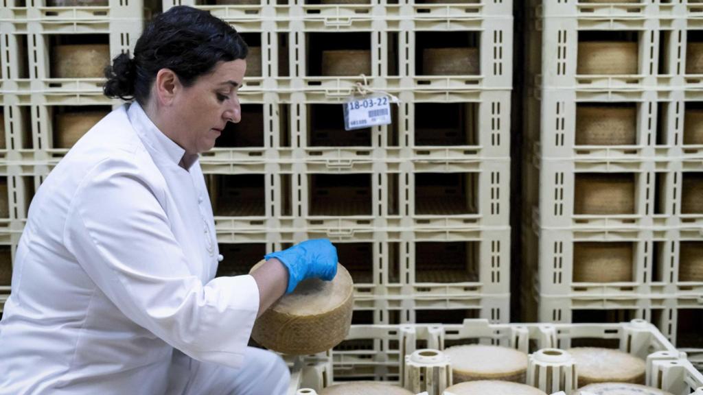 Paqui Cruz, maestra quesera en Dehesa de los Llanos.