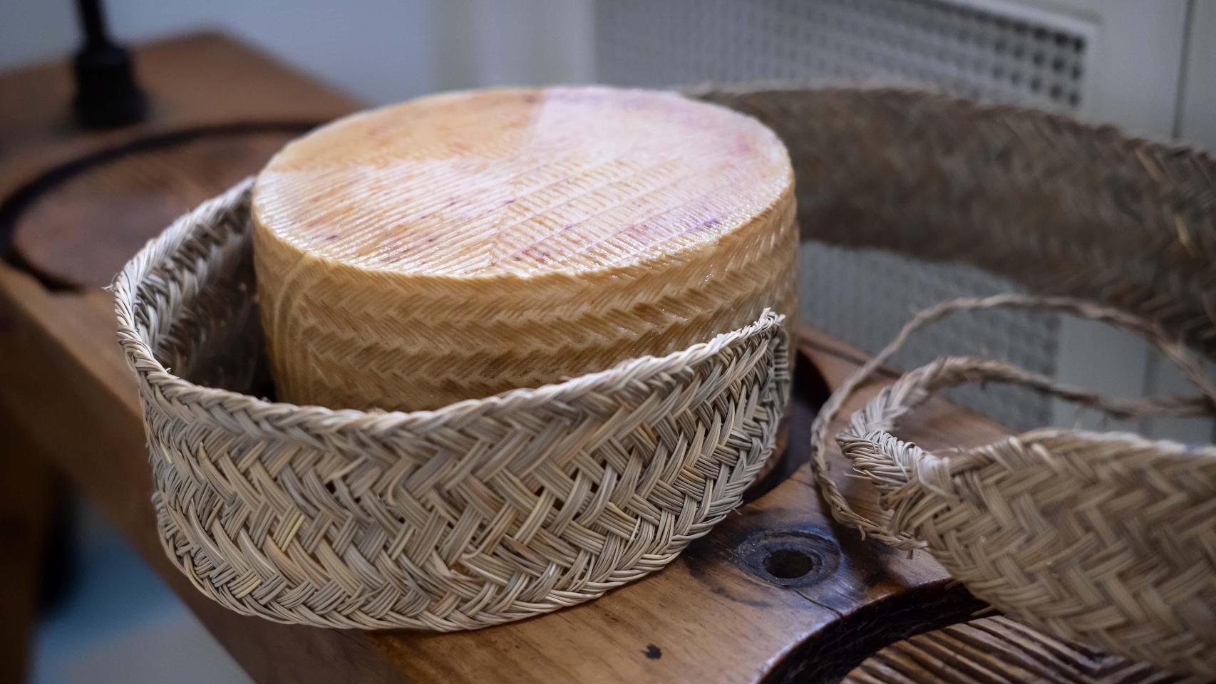 Uno de los quesos manchegos elaborados por Dehesa de Los Llanos.