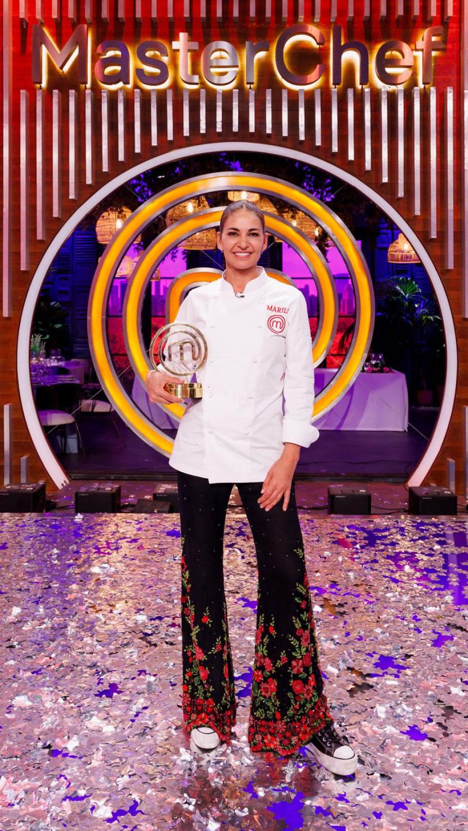 Mariló Montero posa como ganadora de 'MasterChef Celebrity 10' en el plató.