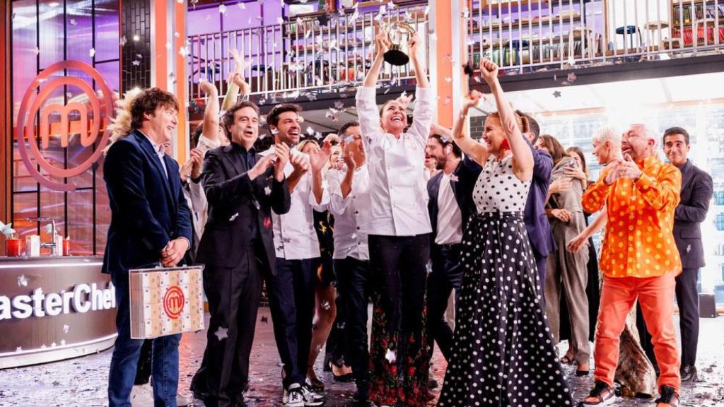 Mariló celebra su victoria en 'MasterChef Celebrity 10' junto al resto de sus compañeros.