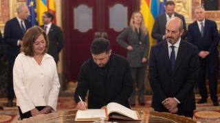 Volodymyr Zelensky signs the book of honor in Congress, between President Francina Armengol and Pedro Roland, President of the Senate.
