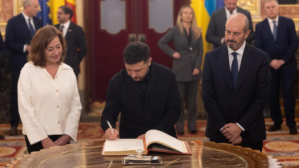 Volodímir Zelenski firma el Libro de Honor este martes, entre Armengol, presidenta del Congreso, y Rollán, presidente del Senado.