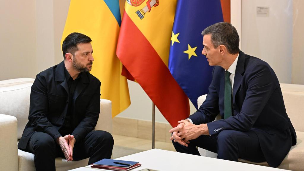 Pedro Sánchez, presidente del Gobierno, recibe a Volodímir Zelenski, presidente de Ucrania, este martes en el Palacio de la Moncloa.