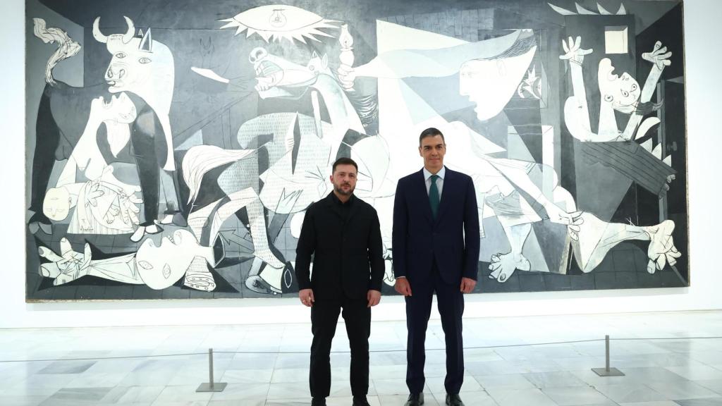 Volodímir Zelenski, presidente de Ucrania, y Pedro Sánchez, presidente del Gobierno, este martes ante el 'Guernica' de Pablo Picasso.