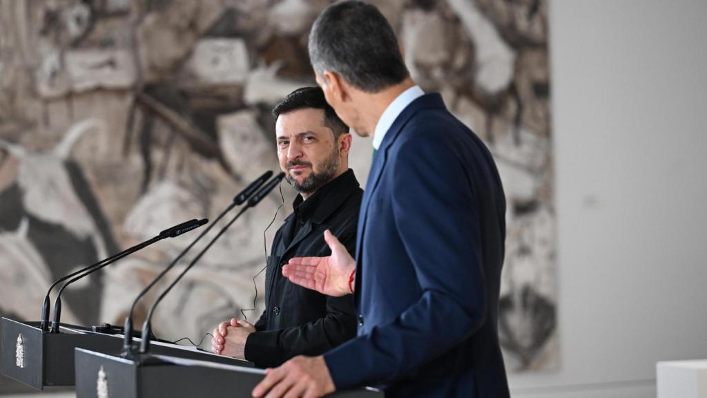 Volodímir Zelenski, presidente de Ucrania, escucha a Pedro Sánchez, presidente del Gobierno, este martes durante su comparecencia en Moncloa.