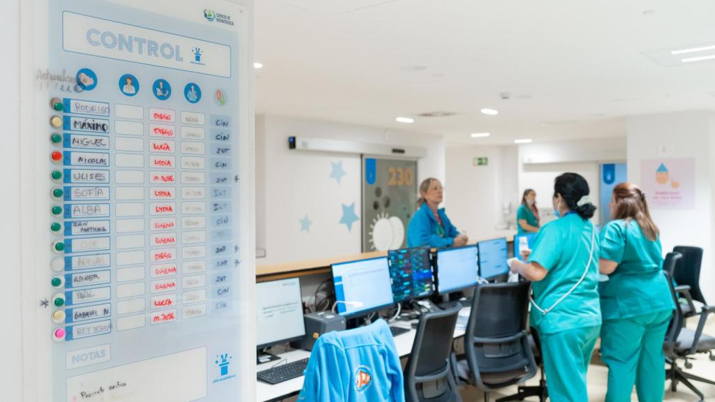 La sala de control desde la que se monitorizan remotamente los aparatos de cada recién nacido ingresado.