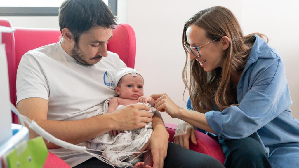 Adrián, Sara y su bebé, Álex.