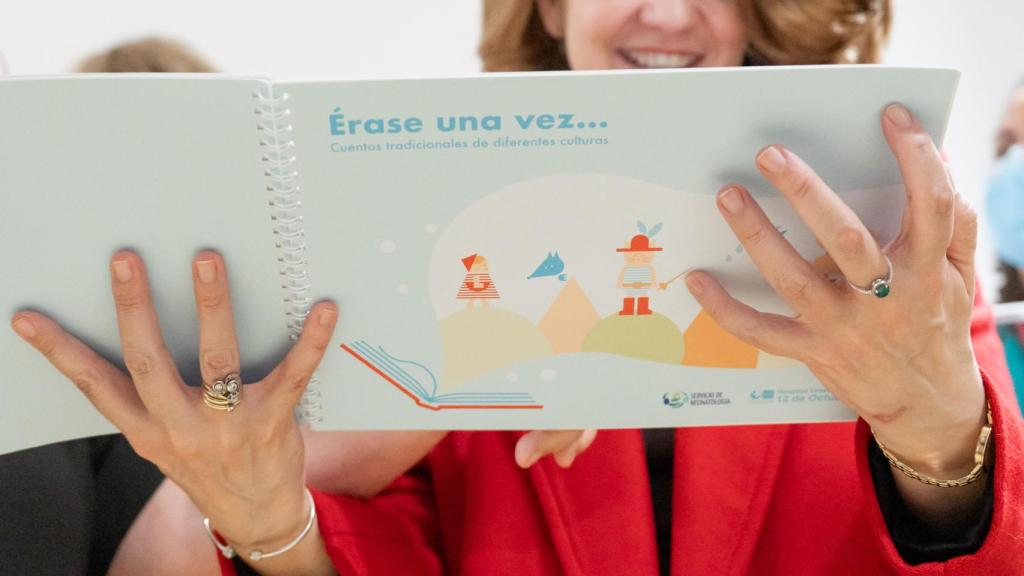 La consejera de Sanidad, Fátima Matute, con otro de los elementos del proyecto. También impulsa a la iniciativa de lectura compartida de cuentos de culturas de todo el mundo. Cada uno de los relatos se asocia a cada ingresado durante su estancia, por ejemplo, en la puerta y decoración de la habitación.