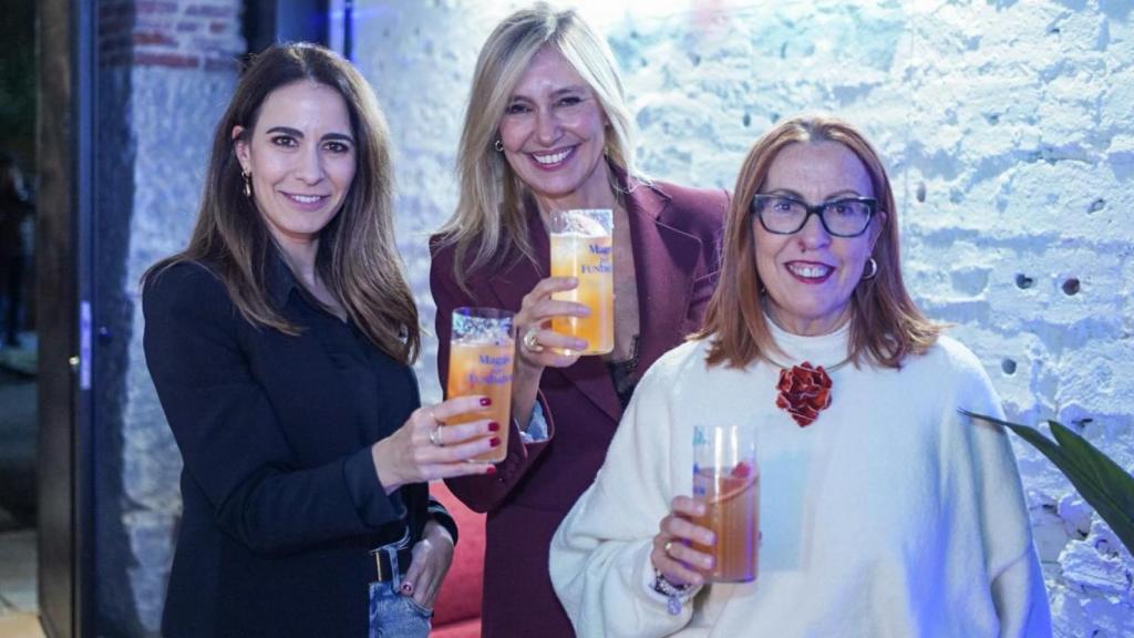 Ana Núnez-Milñara, Marta Robles y Begoña Barreda, de Espacio DOBBLE, brinda con el cóctel Magas por Fundador.