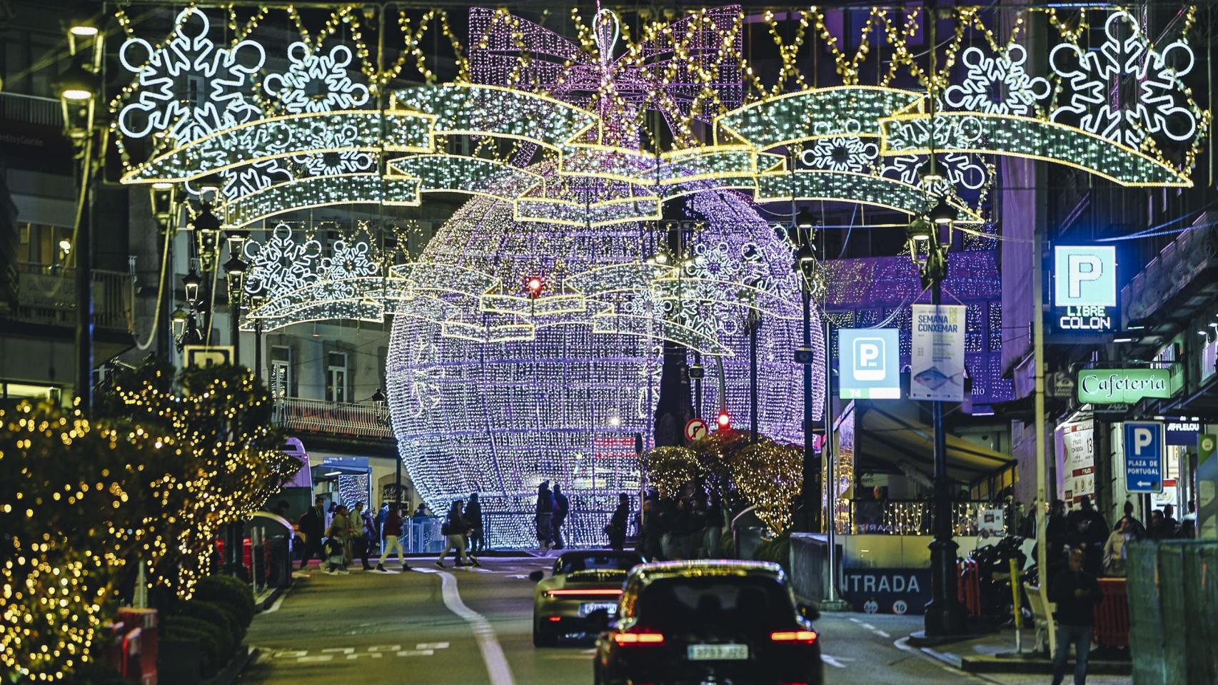 Rúa Urzáiz, con la iluminación navideña de 2025