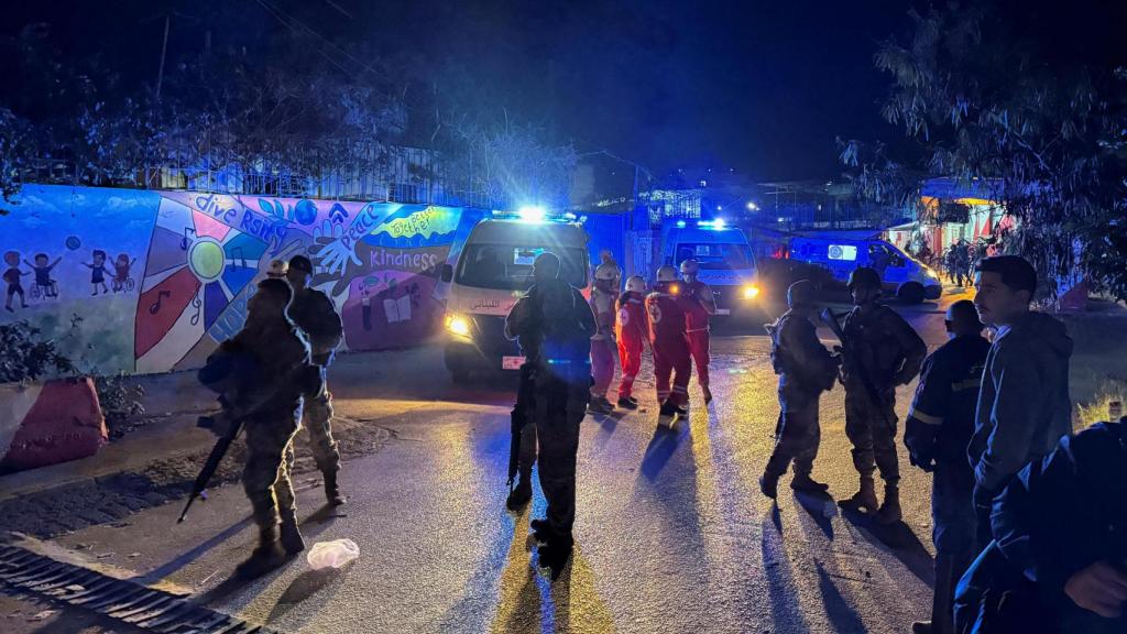 Miembros del Ejército libanés en la entrada del campo de refugiados este martes tras el ataque.
