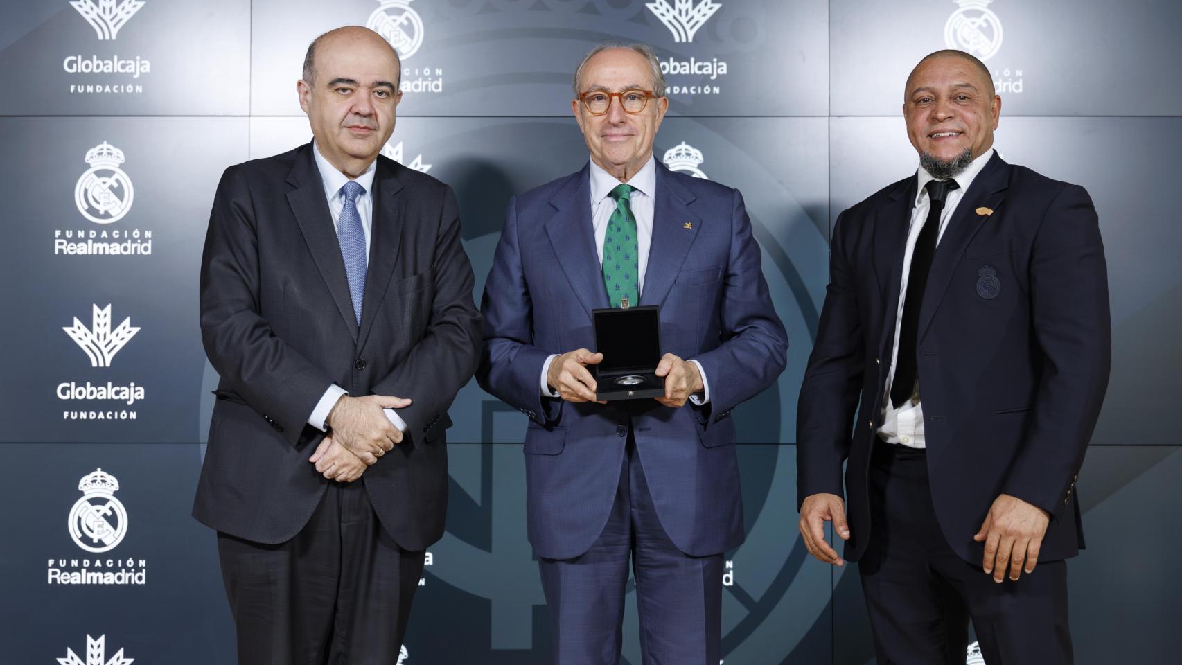 Mariano León y Roberto Carlos en el momento de la firma.