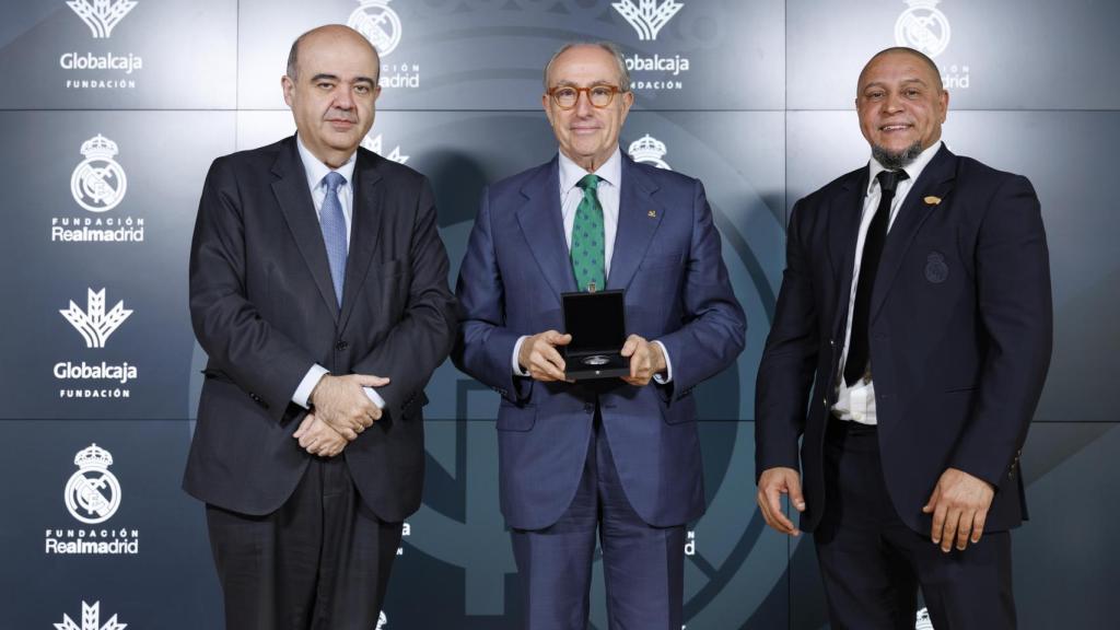 Mariano León y Roberto Carlos en el momento de la firma.