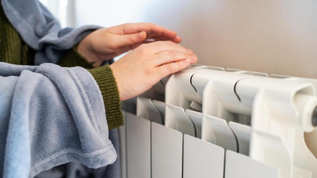 Una mujer en el radiador.