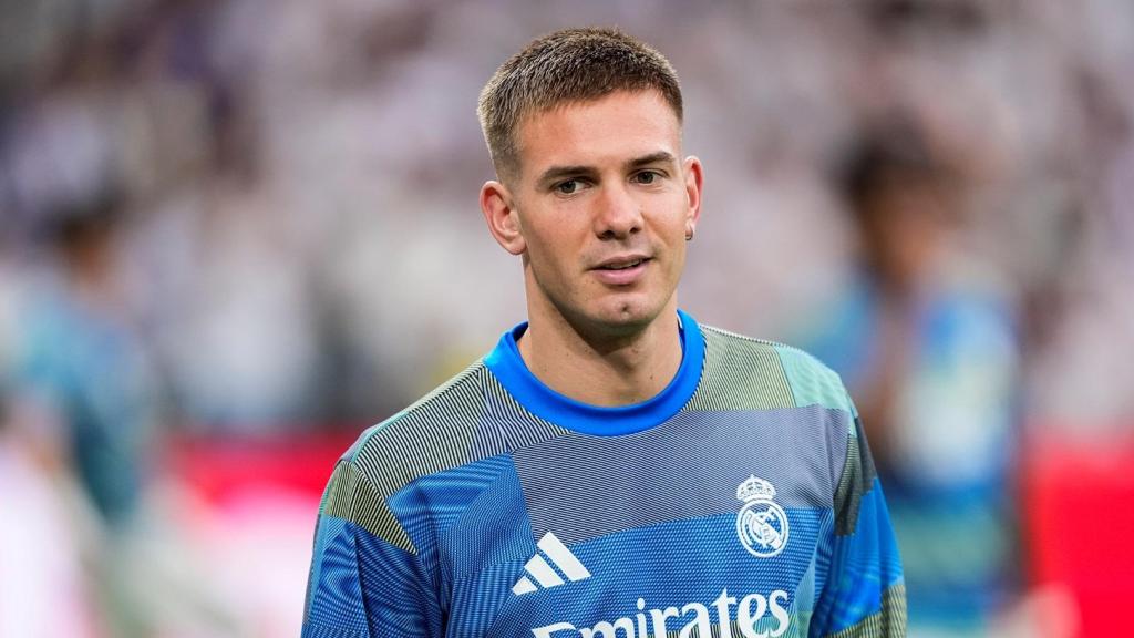 Franco Mastantuono, calentando con el Real Madrid