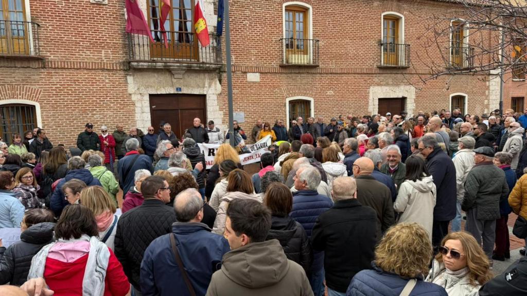 Protesta ante la puerta del Ayuntamiento de Laguna de Duero