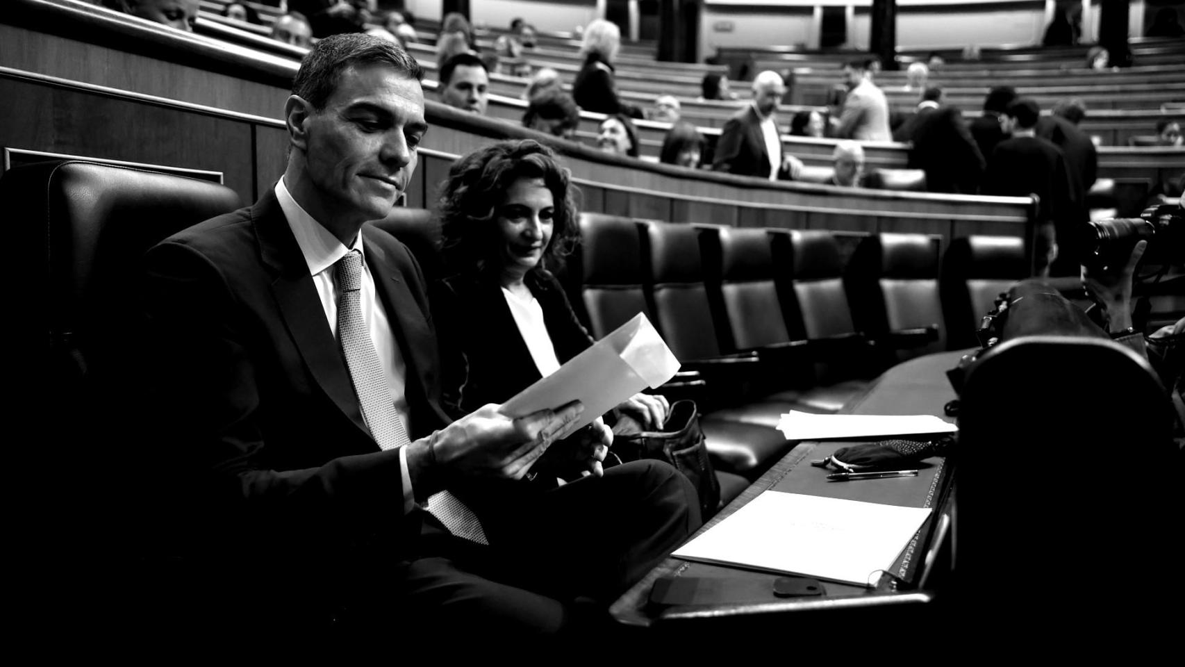 El presidente del Gobierno, Pedro Sánchez, y la vicepresidenta primera y ministra de Hacienda, María Jesús Montero, durante una sesión de control al Gobierno, en el Congreso de los Diputados, a 19 de noviembre de 2025, en Madrid (España)