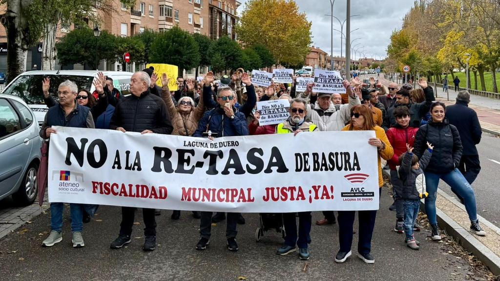 Manifestación por las calles de Laguna de Duero contra la tasa de basuras del Ayuntamiento