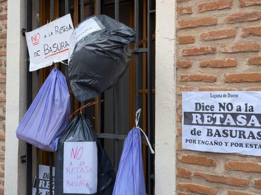 Basuras en la ventana del Ayuntamiento