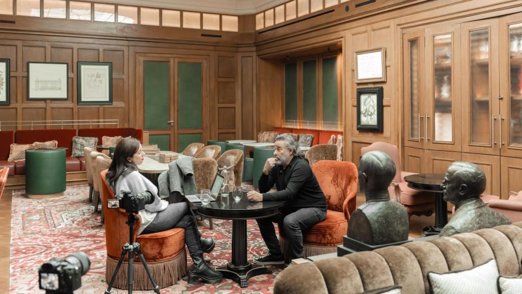 Charlamos con Eduard en una sala del Palace sobre el 23-F y sus heridas.