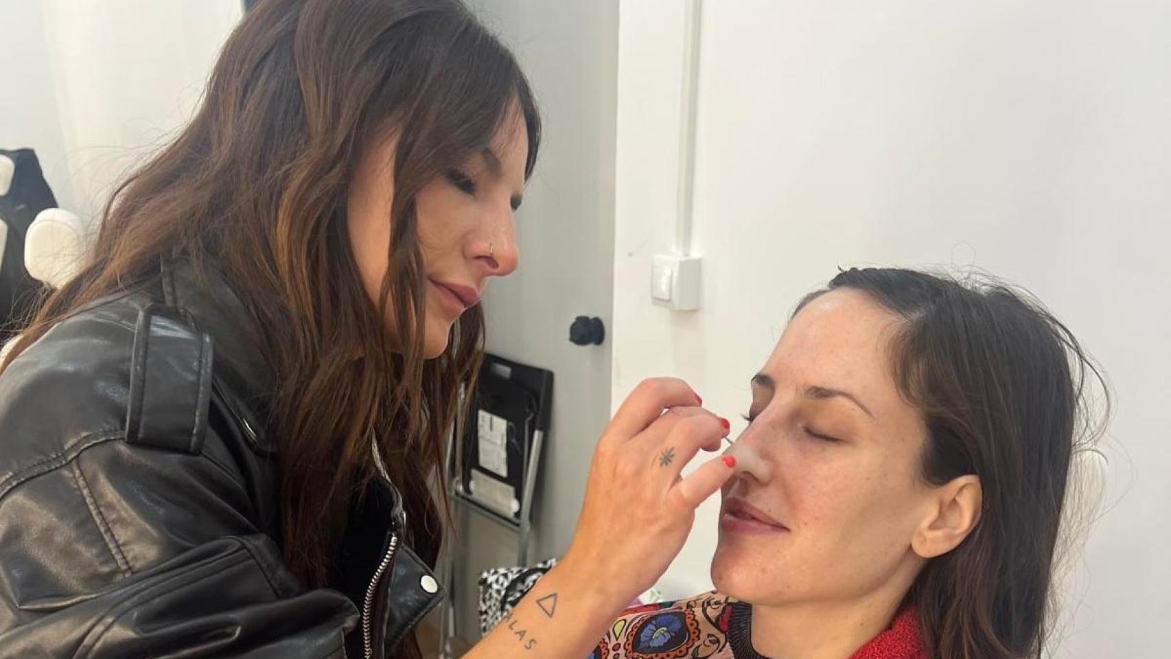 Ángela Centeno durante la sesión de maquillaje con Natalia de Molina para convertirla en Loly Álvarez
