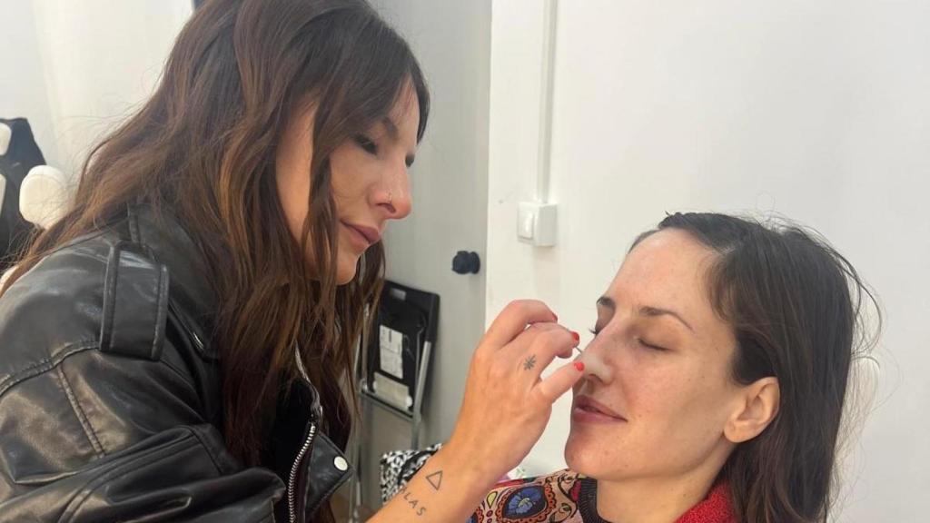 Ángela Centeno durante la sesión de maquillaje con Natalia de Molina para convertirla en Loly Álvarez