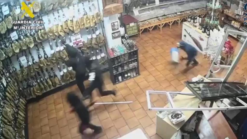 Los aluniceros corren hacia un expositor de jamones.