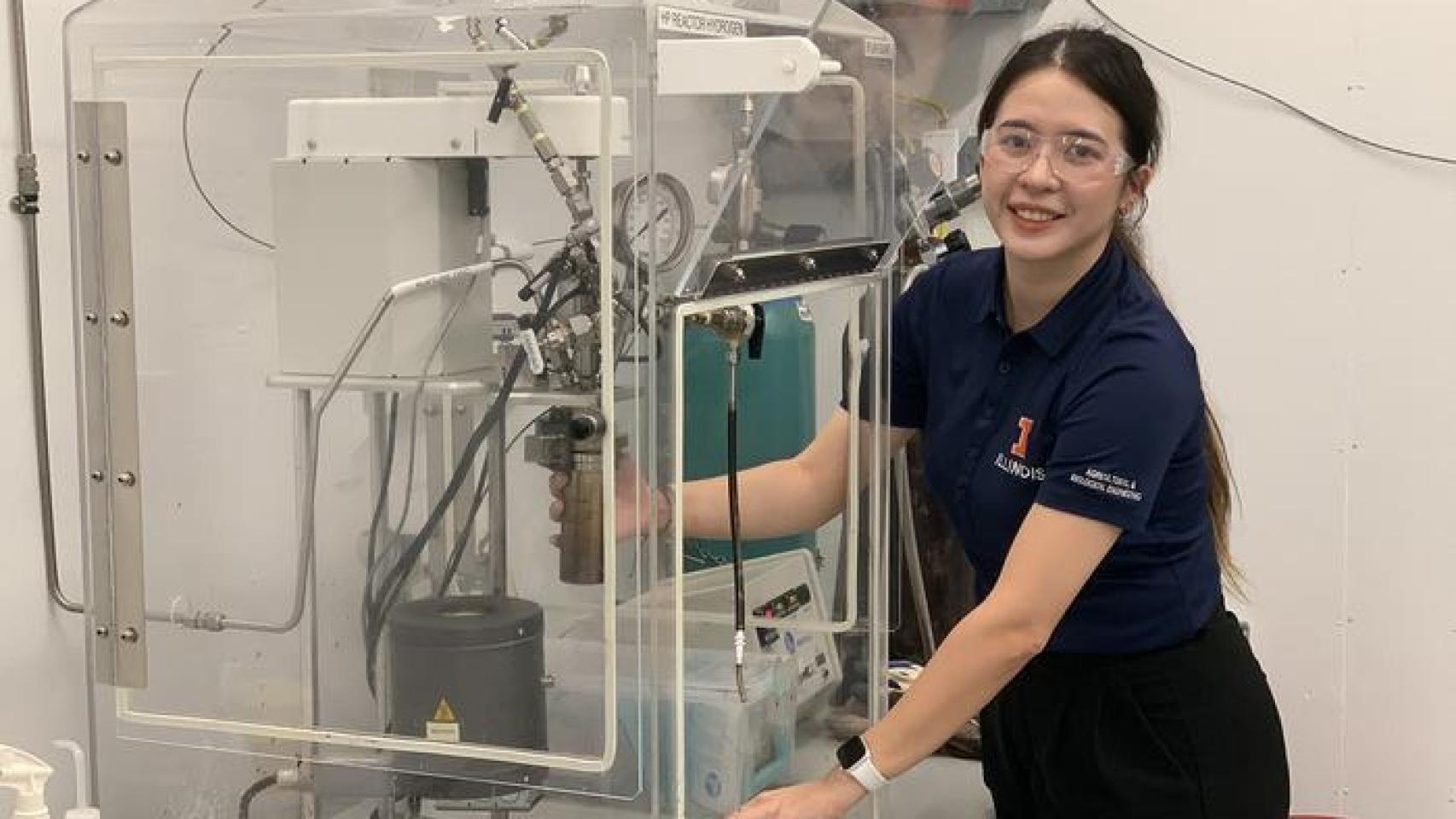 Sabrina Summers, de la Universidad de Illinois, demuestra el hidrotratamiento de bioaceite crudo procedente de residuos alimentarios.