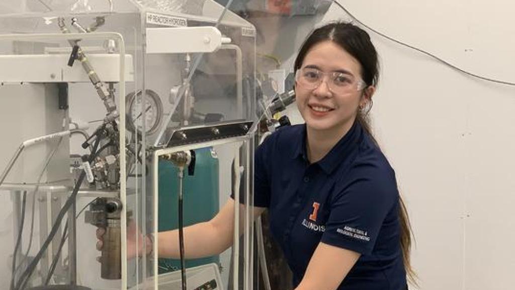 Sabrina Summers, de la Universidad de Illinois, demuestra el hidrotratamiento de bioaceite crudo procedente de residuos alimentarios.