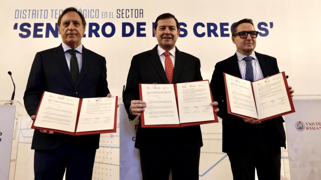 El alcalde de Salamanca, Carlos García Carbayo, el presidente de la Junta de Castilla y León, Alfonso Fernández Mañueco, y el rector de la Universidad de Salamanca, Juan Manuel Corchado, firman el protocolo de colaboración para el desarrollo de un Distrito Tecnológico, este miércoles
