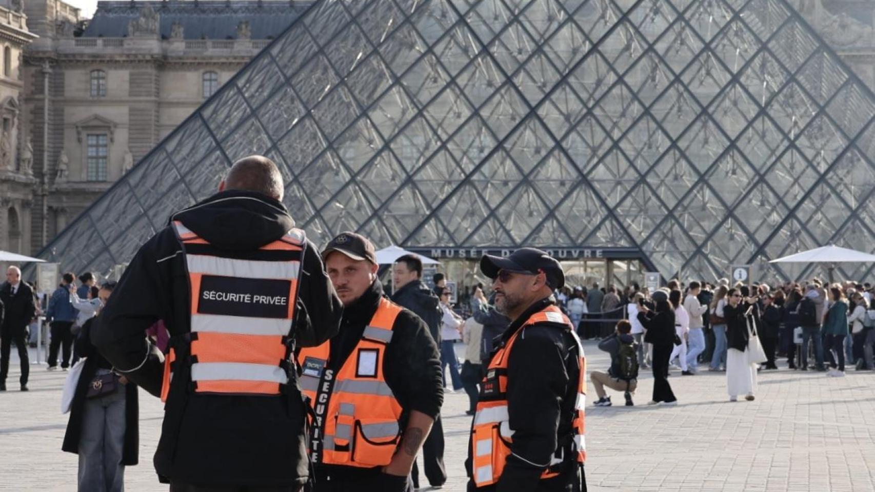 Personal de seguridad en el Louvre. Foto: Europa Press / Contacto / Zhang Baihui