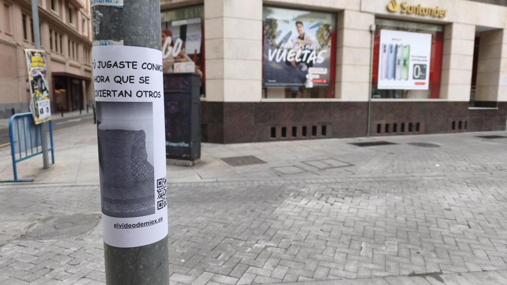 Cartel con el QR que lleva al vídeo en una farola de Zamora