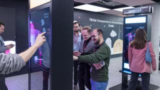 Participantes del Foro Europeo de Seguridad de TikTok 2025 interactúan con las herramientas del Centro de Transparencia y Responsabilidad de Dublín.