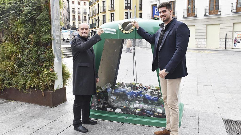 Alberto Cuadrado Toquero, a la izquierda e Ignacio Godino, junto al nuevo contenedor