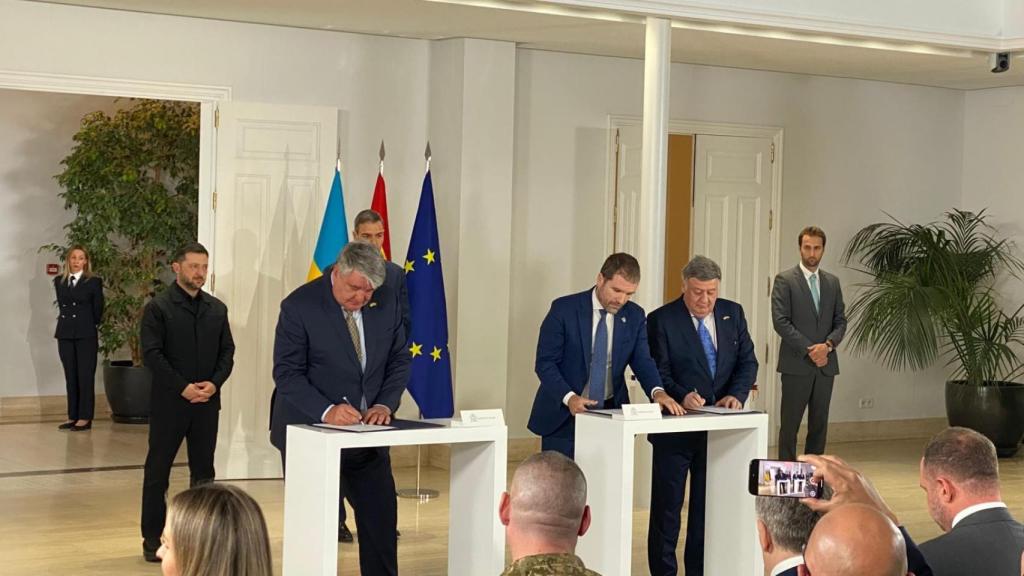 Foto del acuerdo suscrito por las empresas EM&E Group,Tecnove y Practika en presencia de los presidentes Sánchez y Zelenski.