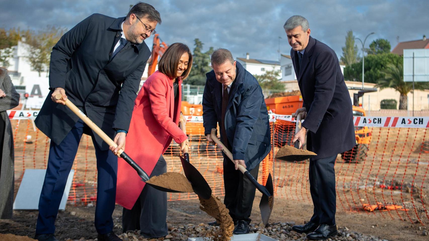 Primera piedra del CEIP ´Margarita Salas Falgueras´de Olías del Rey.