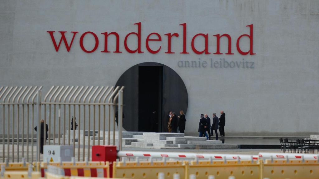 Llegada de autoridades a la exposición de la Fundación Marta Ortega.