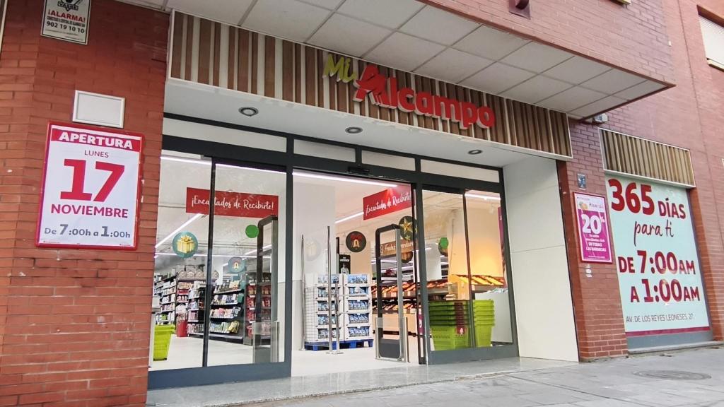 El supermercado Alcampo situado en la calle Reyes Leoneses de León
