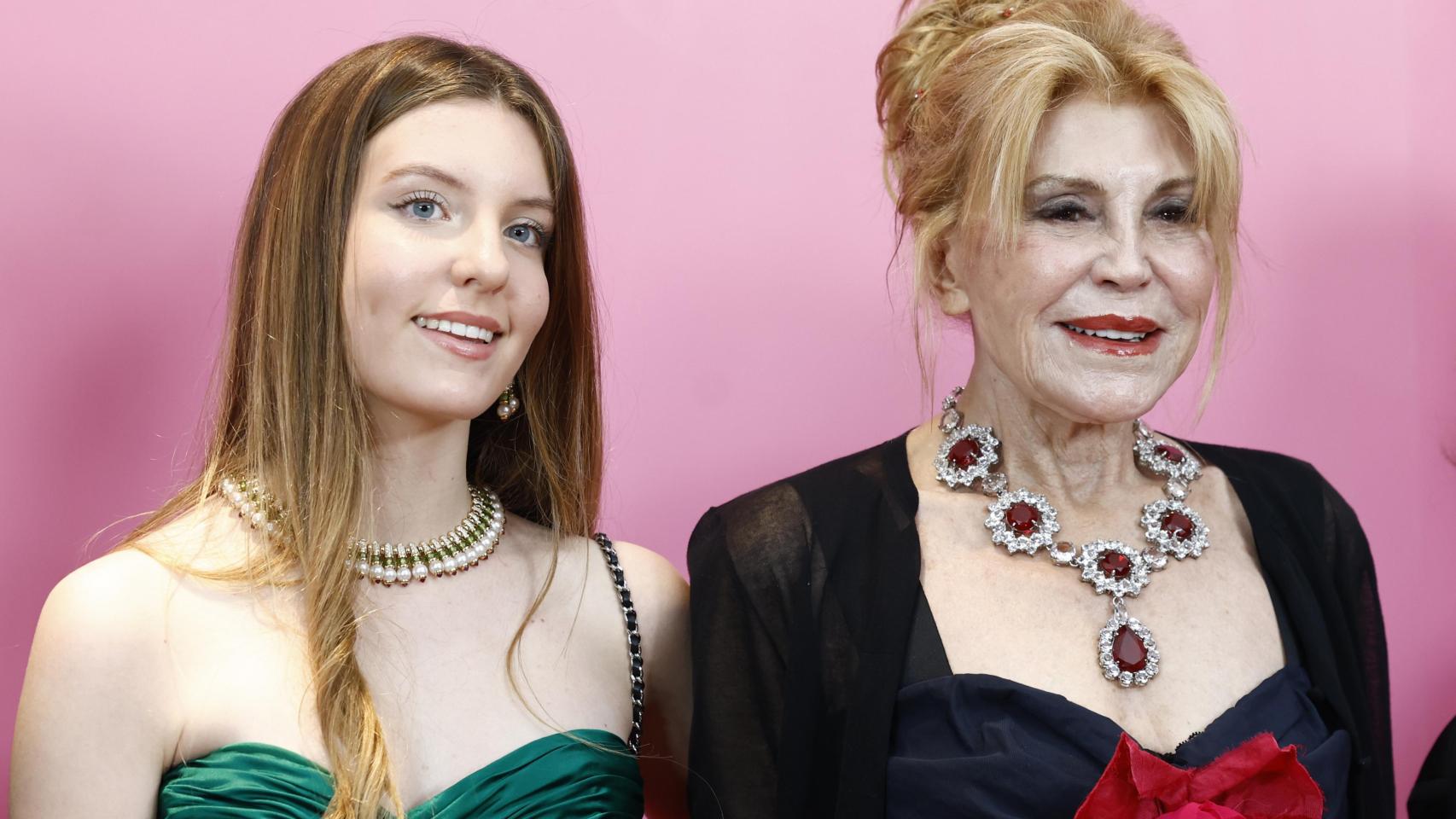 Carmen, la hija de la Baronesa Thyssen, junto a su madre en un acto público en 2024.