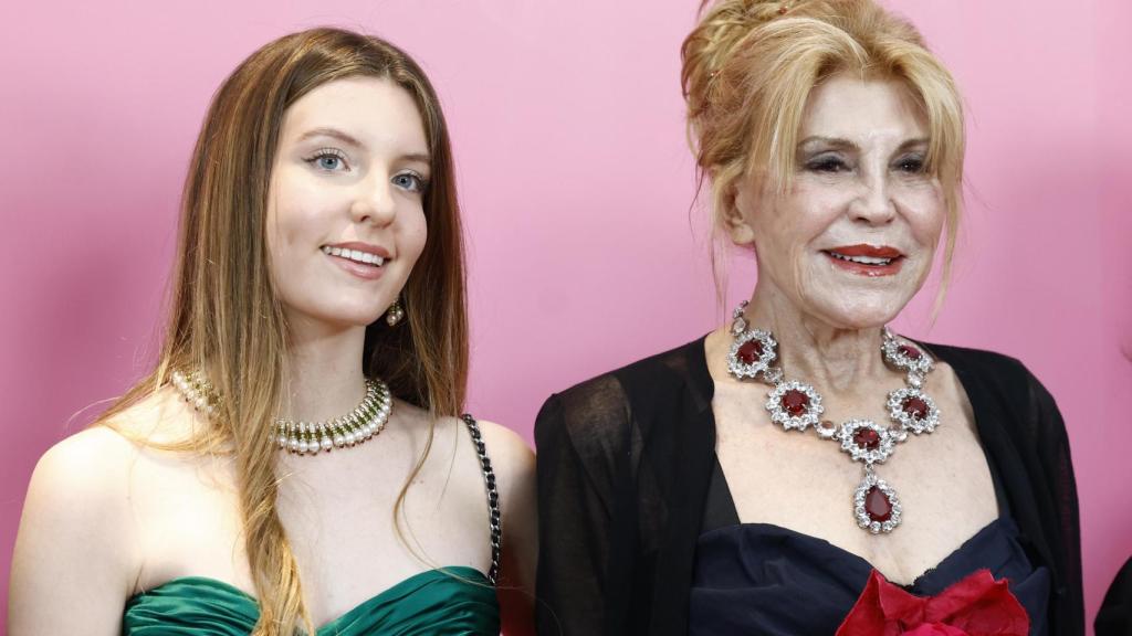 Carmen, la hija de la Baronesa Thyssen, junto a su madre en un acto público en 2024.