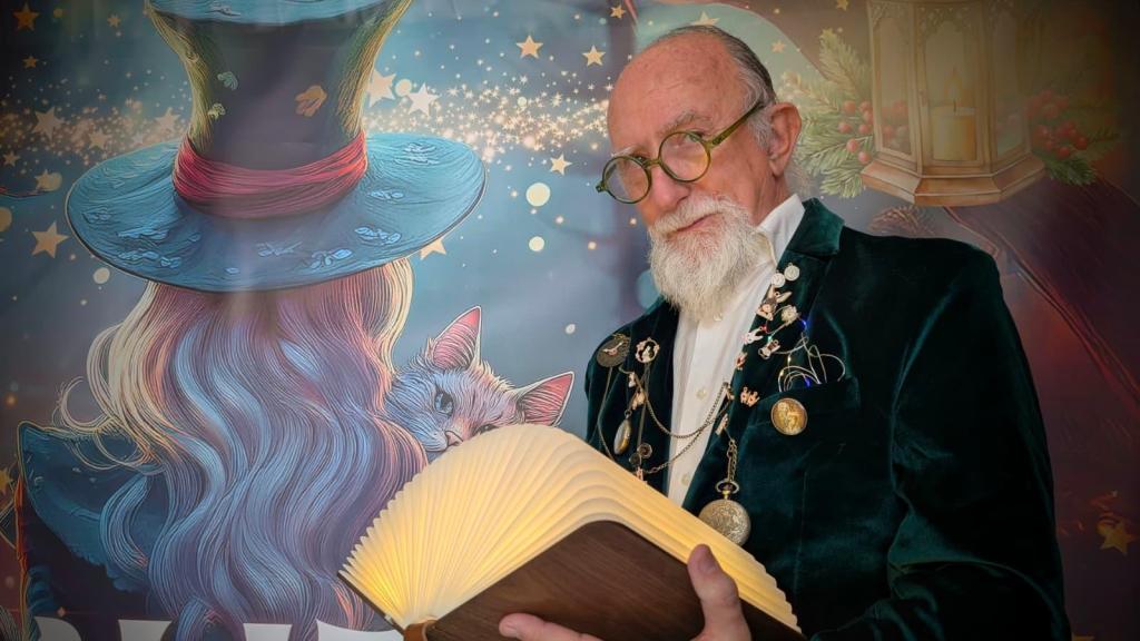 Una imagen de Alberto, con su libro donde revisa quién se ha portado bien o mal este año.