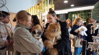 Dos chicas con sus perros en la inauguración de The Palace Hotel & Spa.