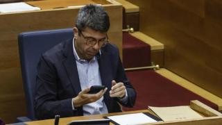 Mazón observa su móvil en Les Corts. Rober Solsona / EP