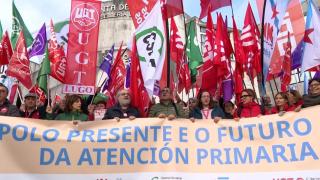 Concentración ante Sanidade en plena negociación para parar la huelga de Primaria.