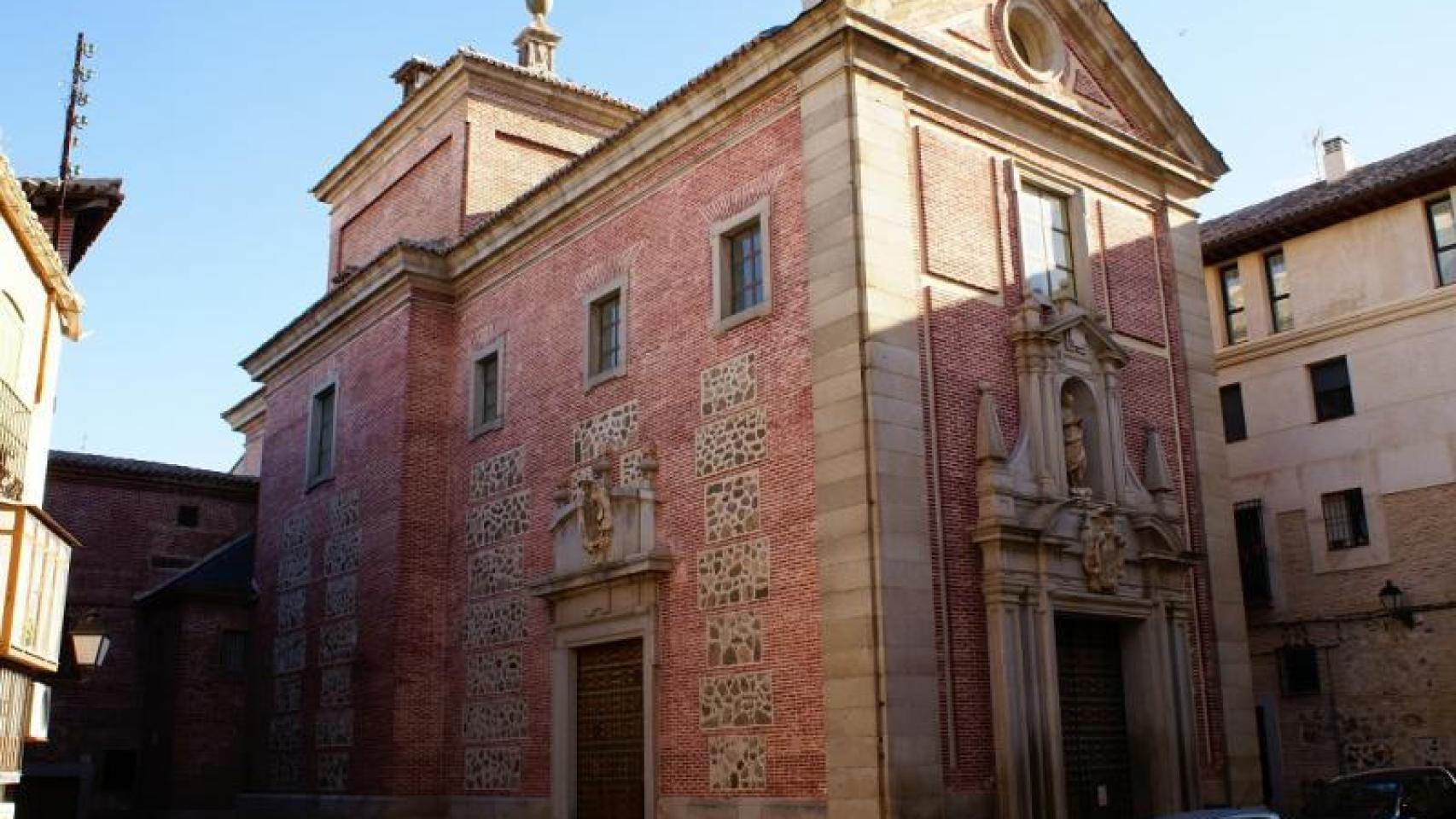 Convento de la Purísima Concepción, en Toledo, con su singular fachada en color 'rojo capuchinas'.
