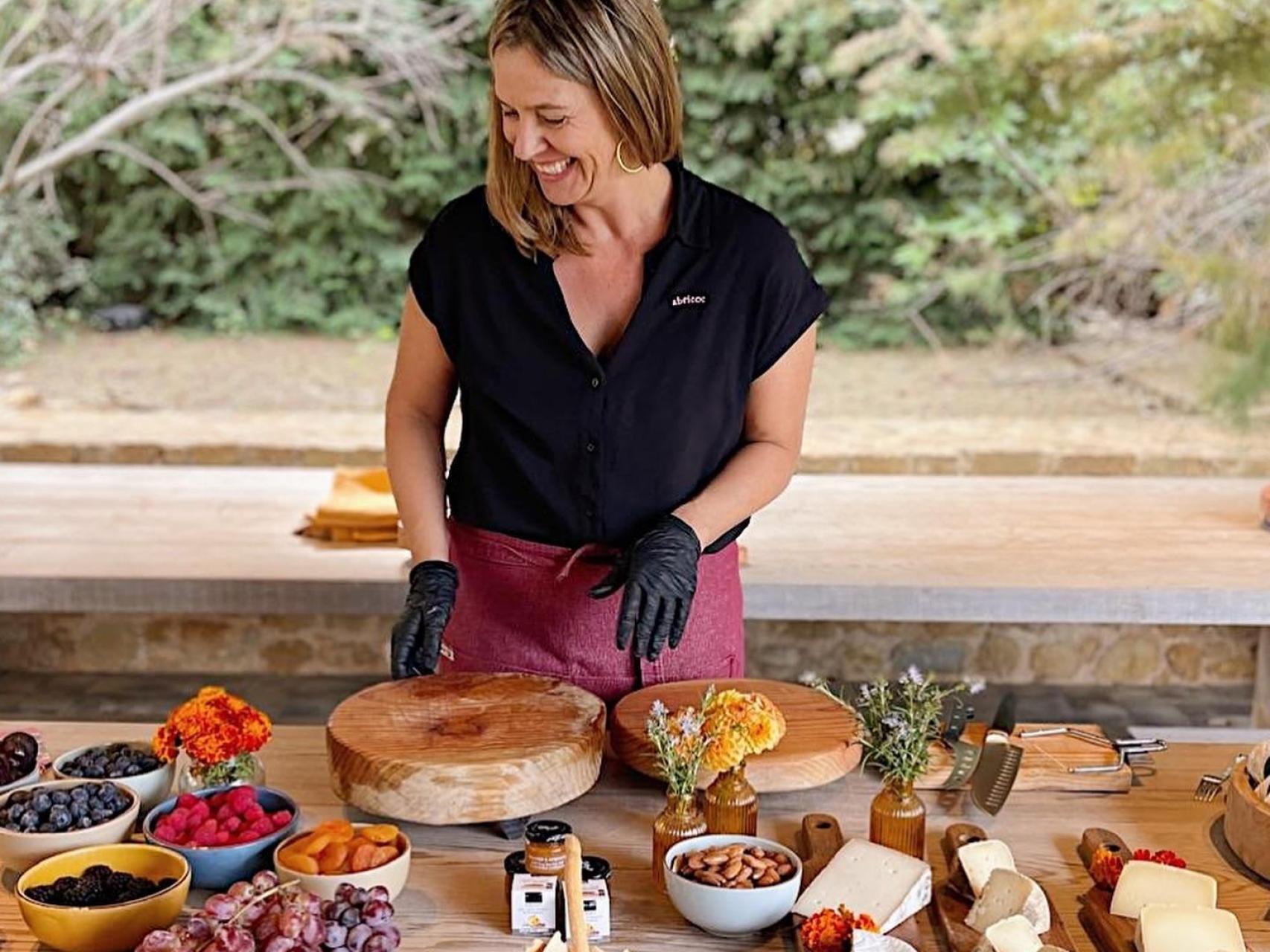 La chica que apostó por un pueblecito del Baix Empordà y levantó una tienda que sostiene a sus productores