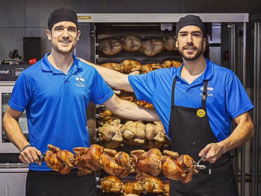 Jesús y Raúl en su asador de pollos en Albacete.