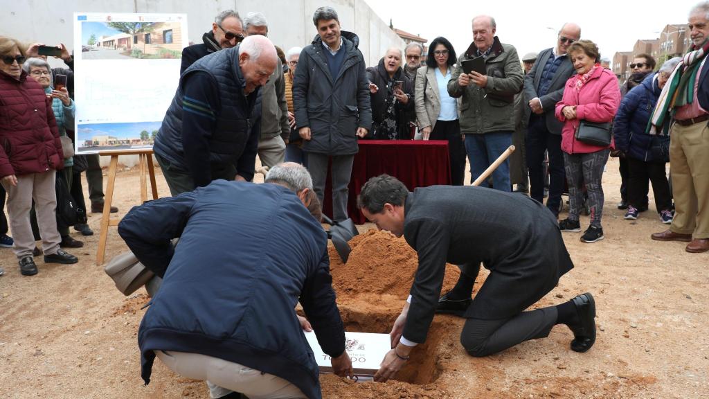 Carlos Velázquez, junto a vecinos del barrios y futuros usuarios del centro.