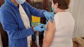 Una mujer vacunándose.