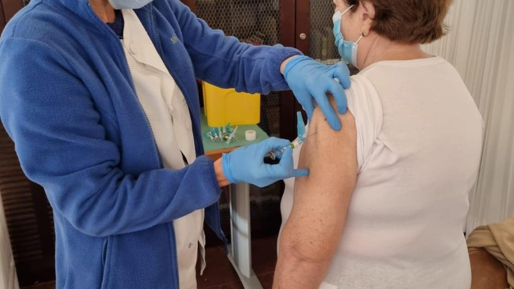 Una mujer vacunándose.